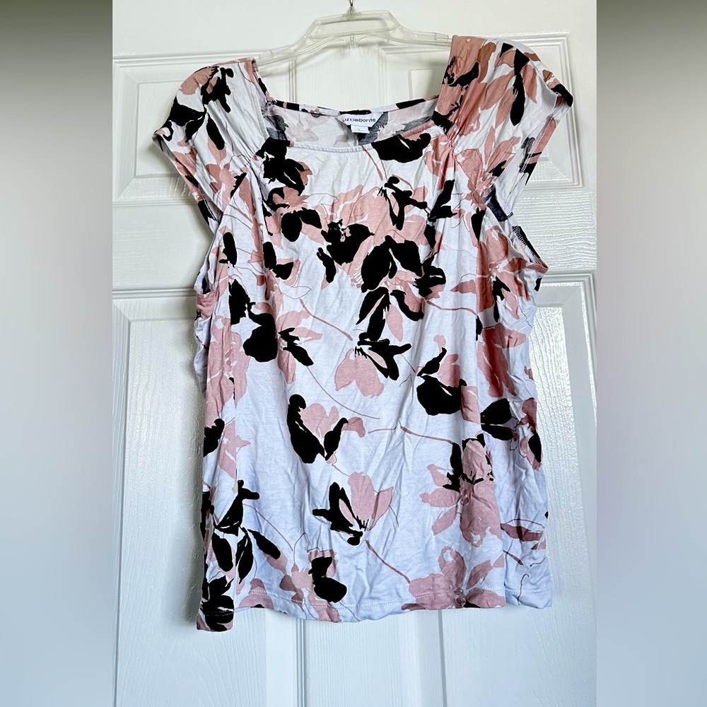 Luz Claiborne short sleeved square next with shoulder detail size L